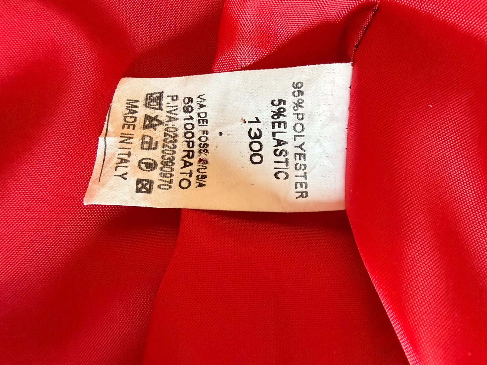 Elegante blazer vermelha com detalhe de zíper dourado – photo 3
